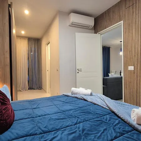 Light Blue Station Apartment *